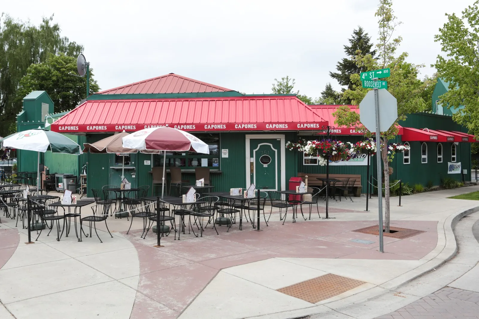 Capone's Pub & Grill logo