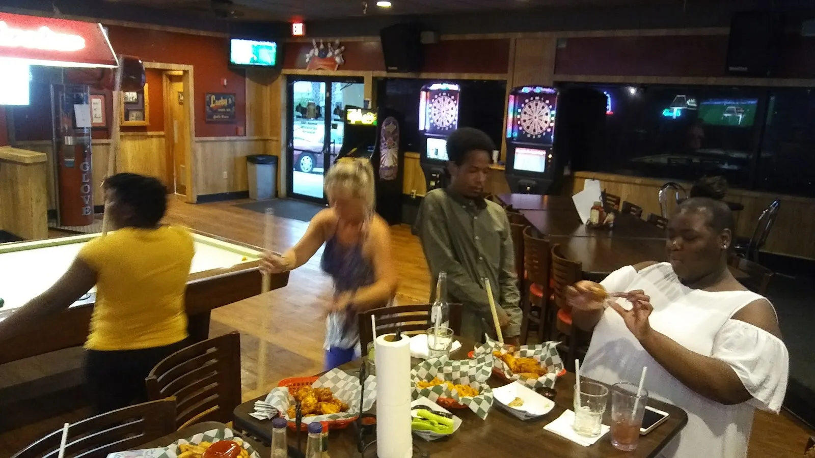Lucky's Sports Bar - Image 4