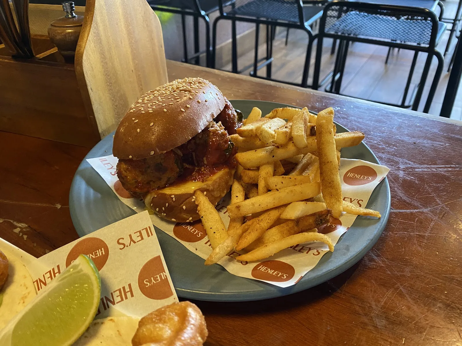 Henley's Bar & Kitchen - Image 2