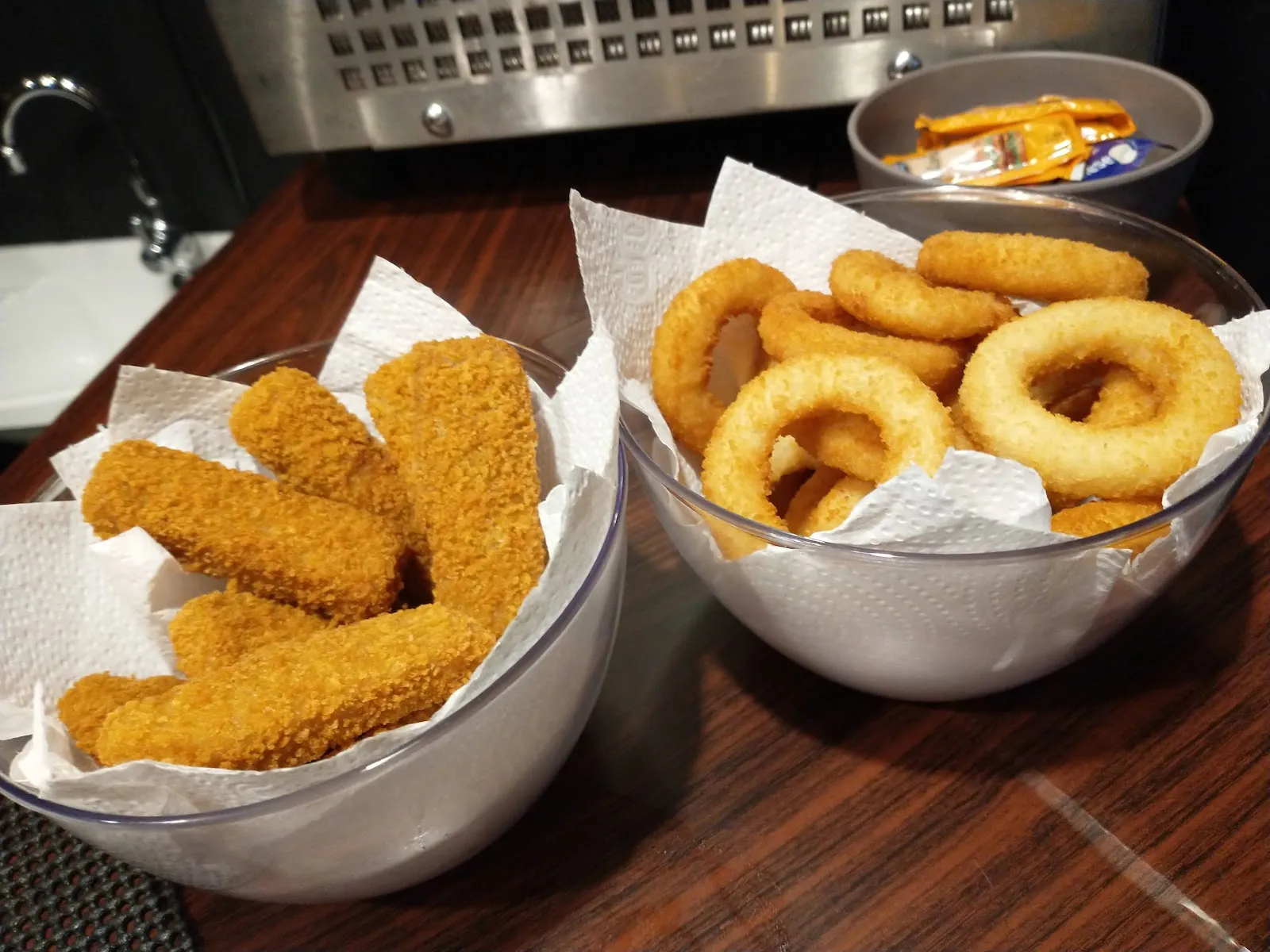 Johnnes Sport Bar - Image 2