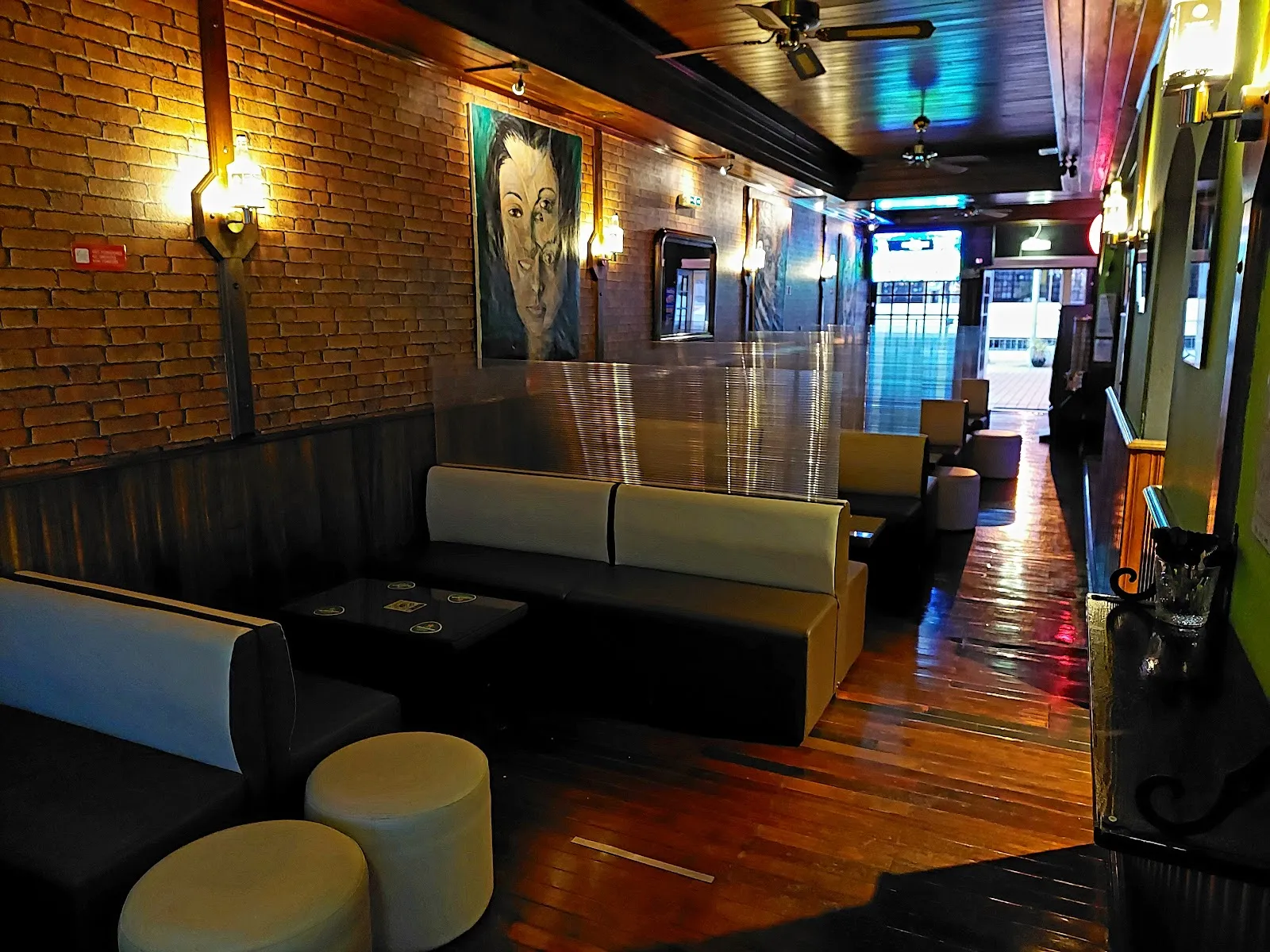 Longo Lounge Bar - Image 2