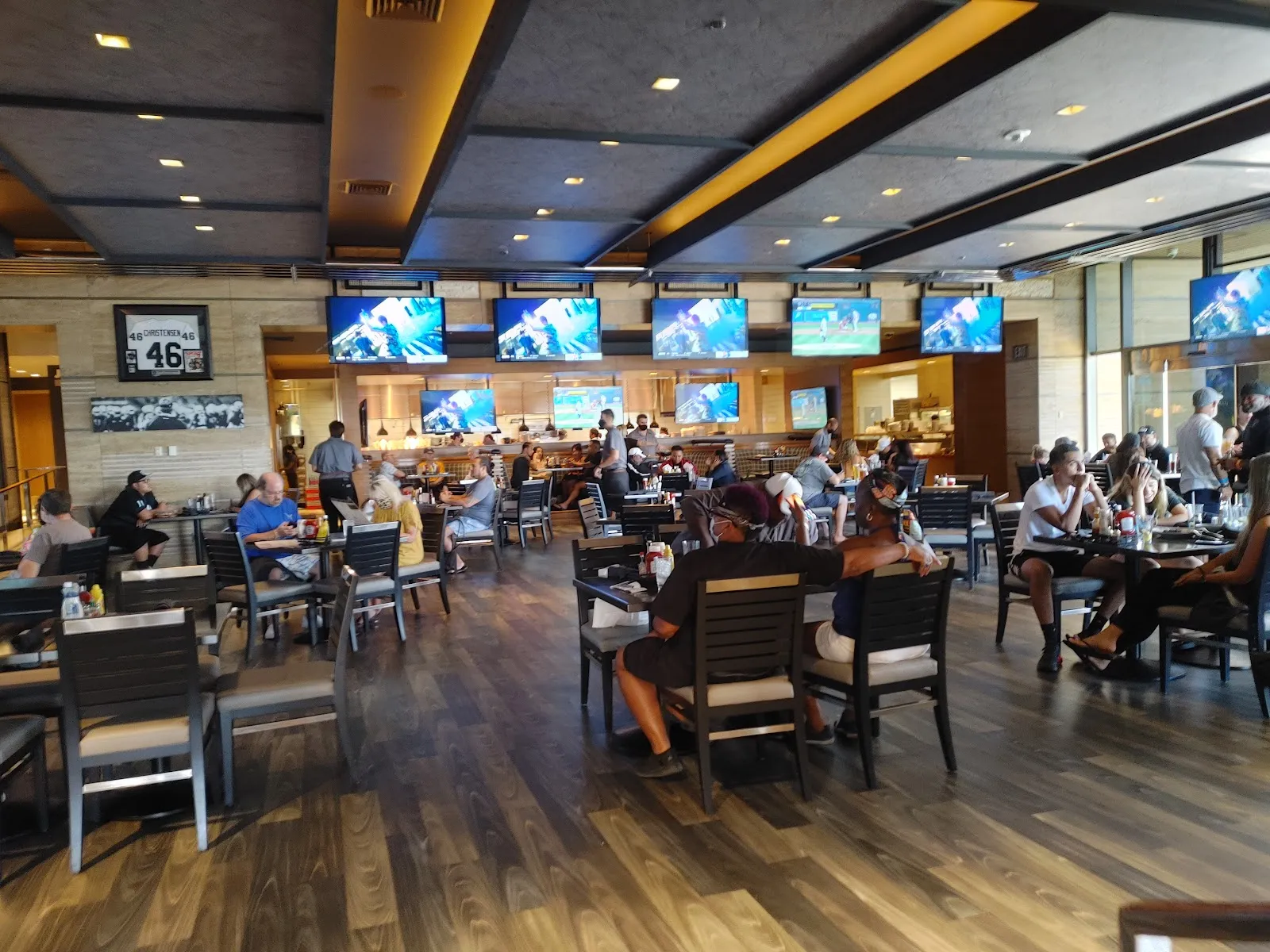 Raiders Tavern & Grill