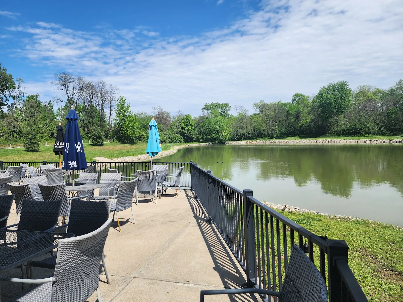 Snow's Lakeside Tavern - Craft Beer - Steaks - Sports Bar - Wings - Burgers - Waterfront Dining - Image 4