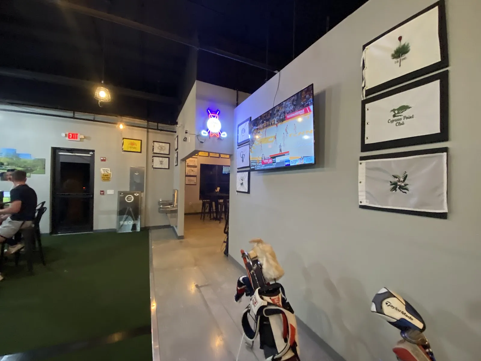 The Cave indoor golf simulators and sports bar and grill - Image 4