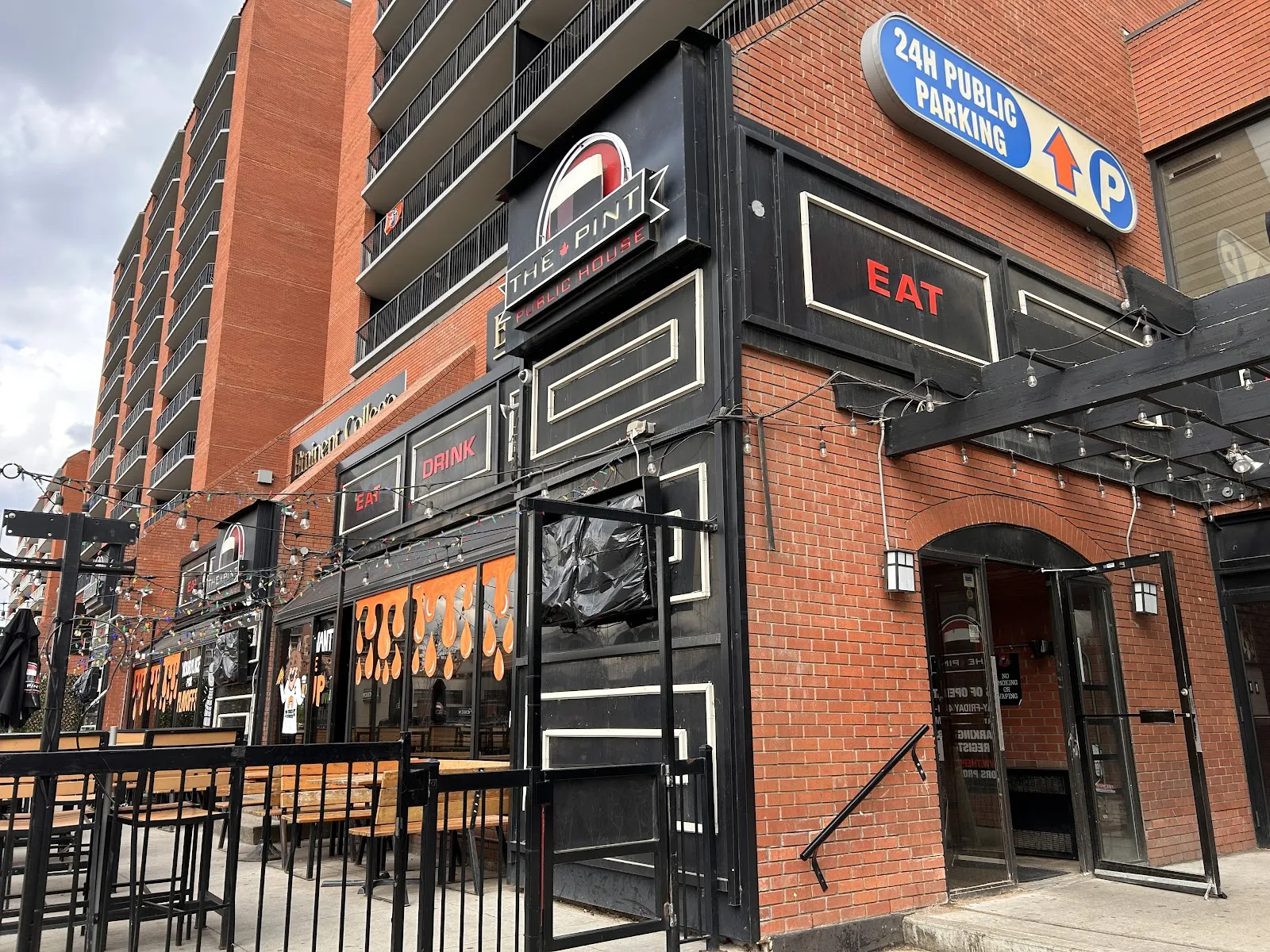 The Pint Downtown (Edmonton) - Image 2