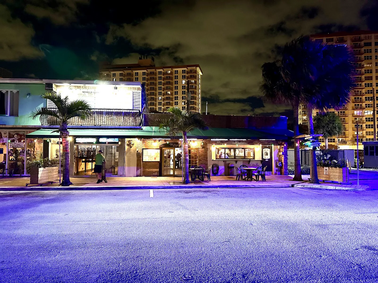 Parrot Lounge - Image 4