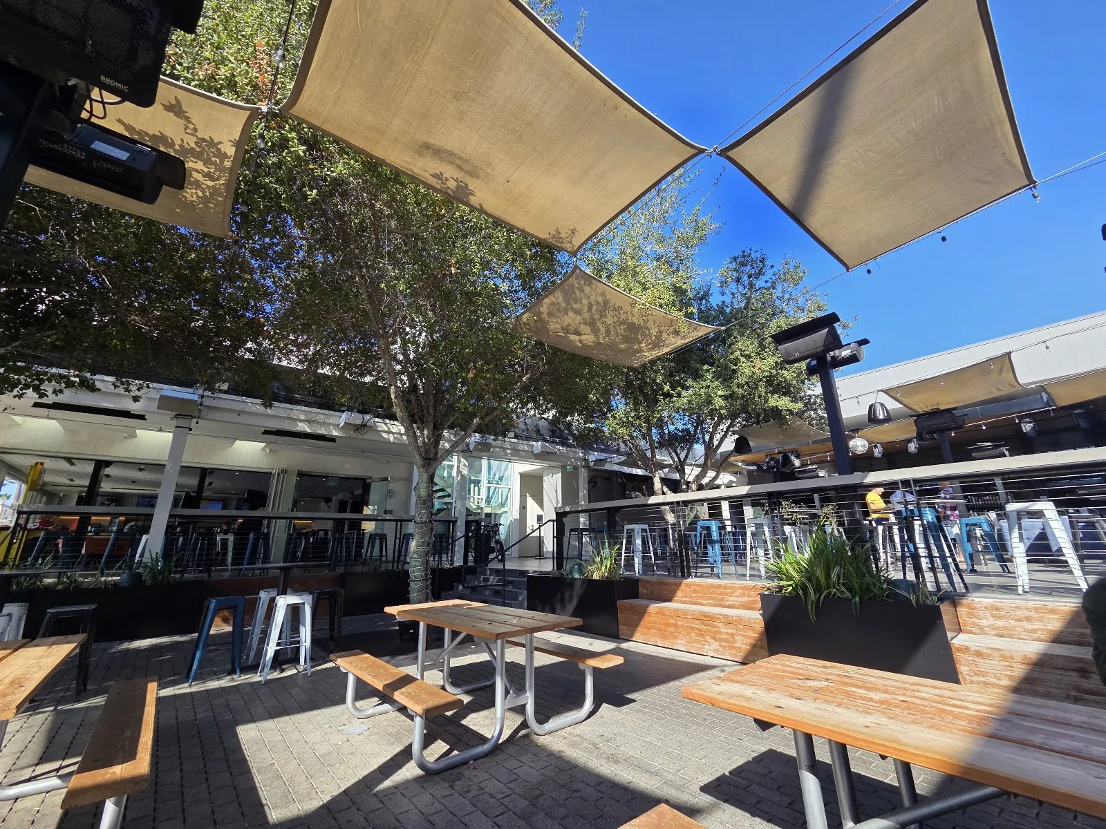 Mavericks Beach Club - Image 4