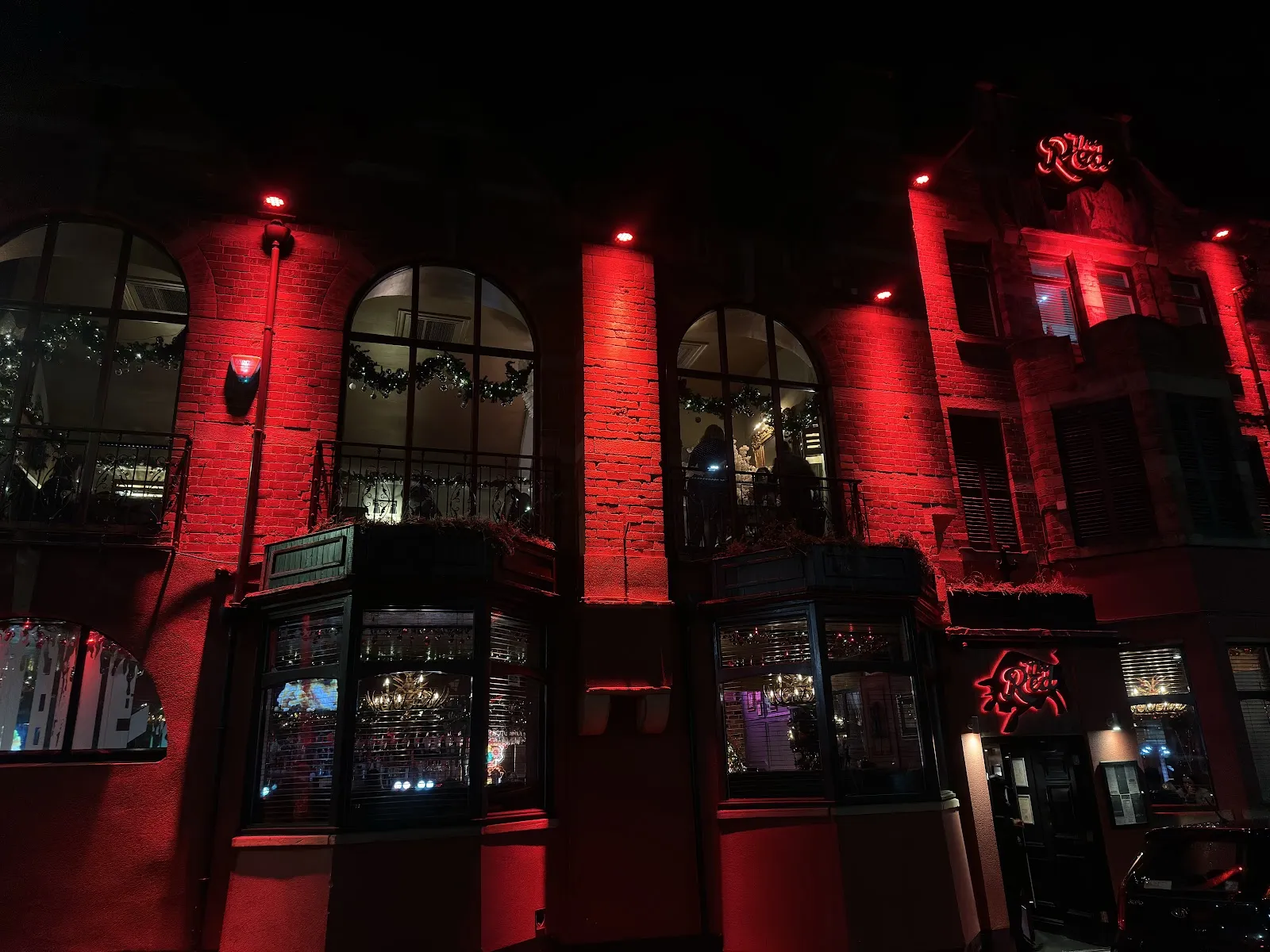 The Red Bar & Grill - Image 3
