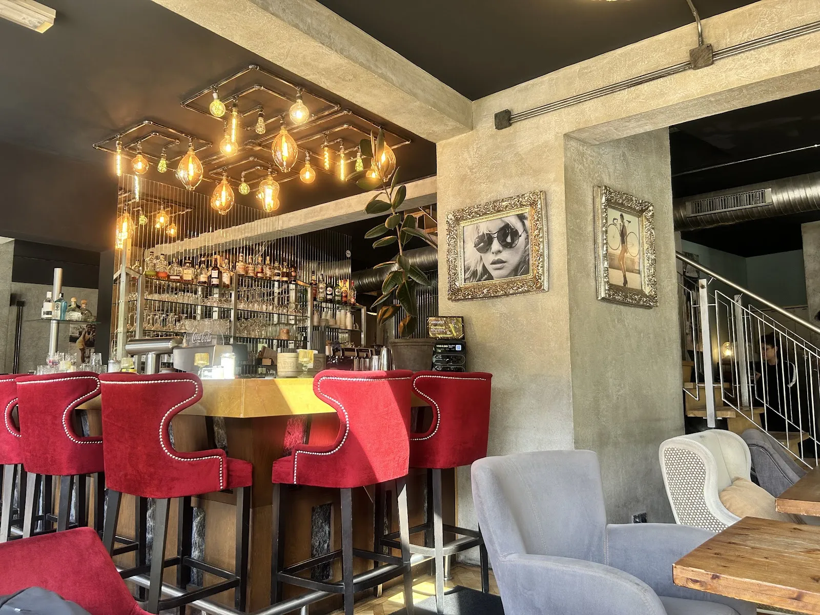 Mike's Urban Pub - Image 2
