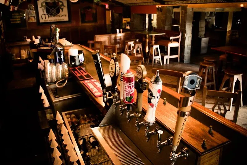 MacDinton's Irish Pub logo