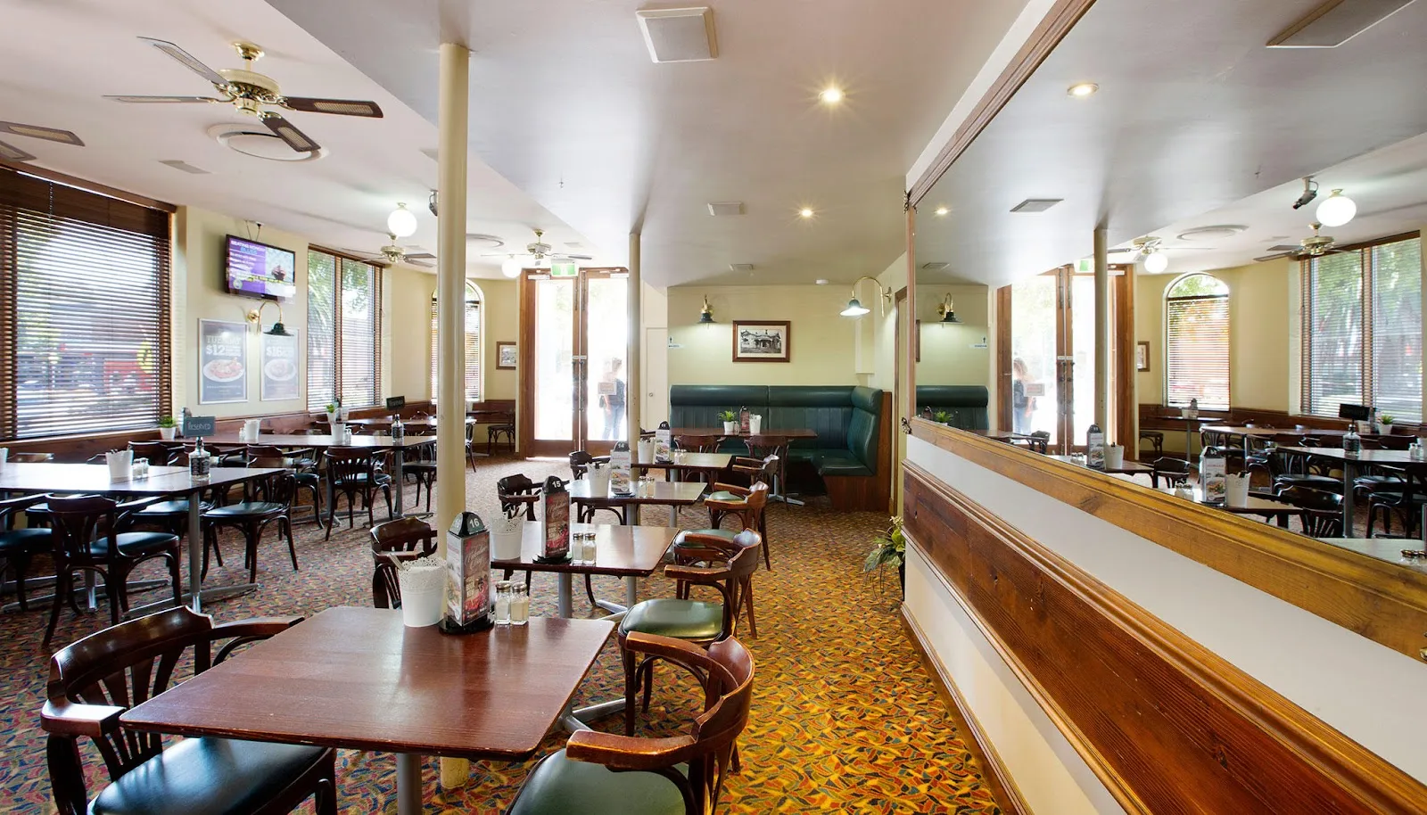 Commercial Hotel - Image 3