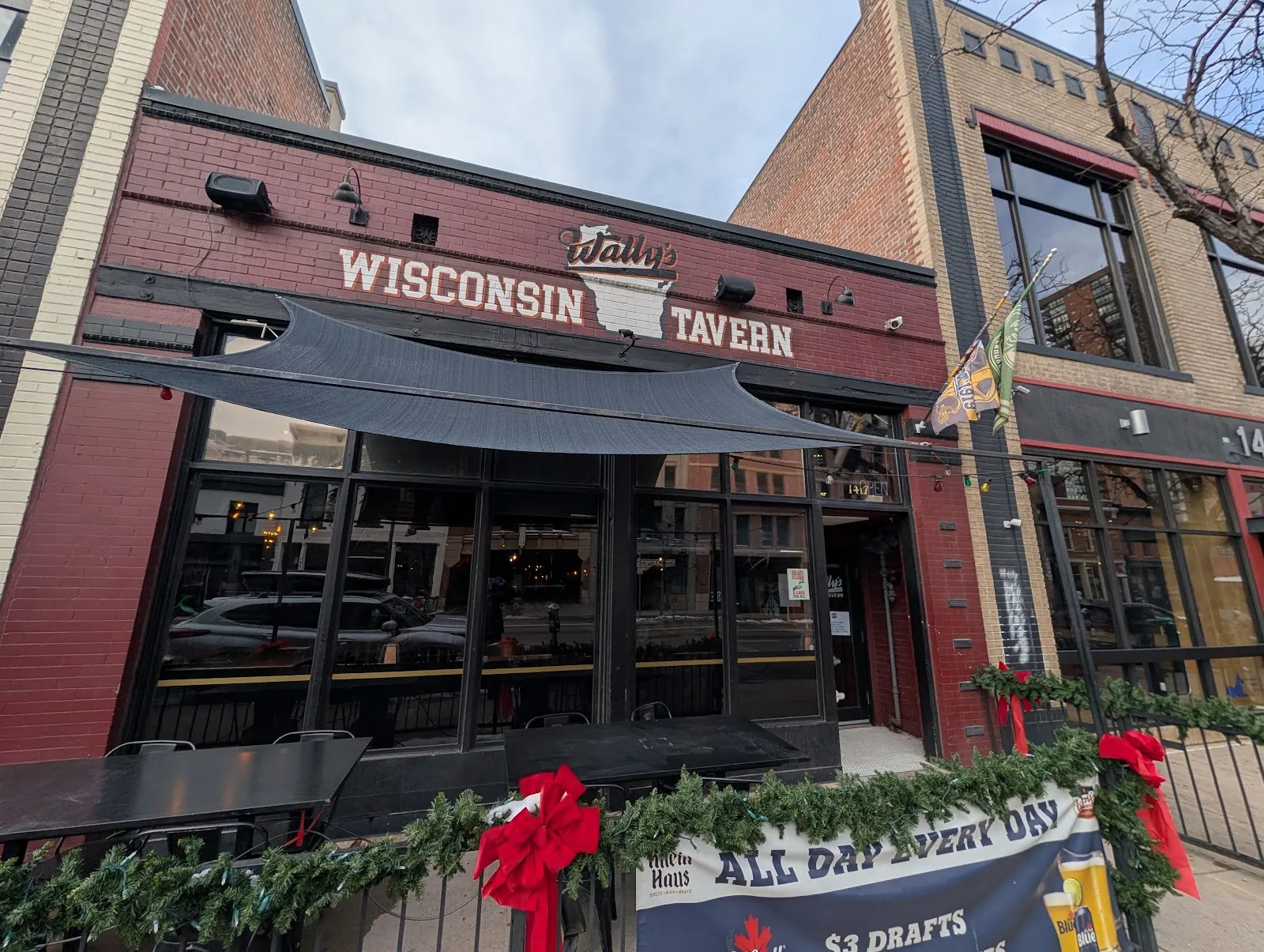 Wally's Wisconsin Tavern logo