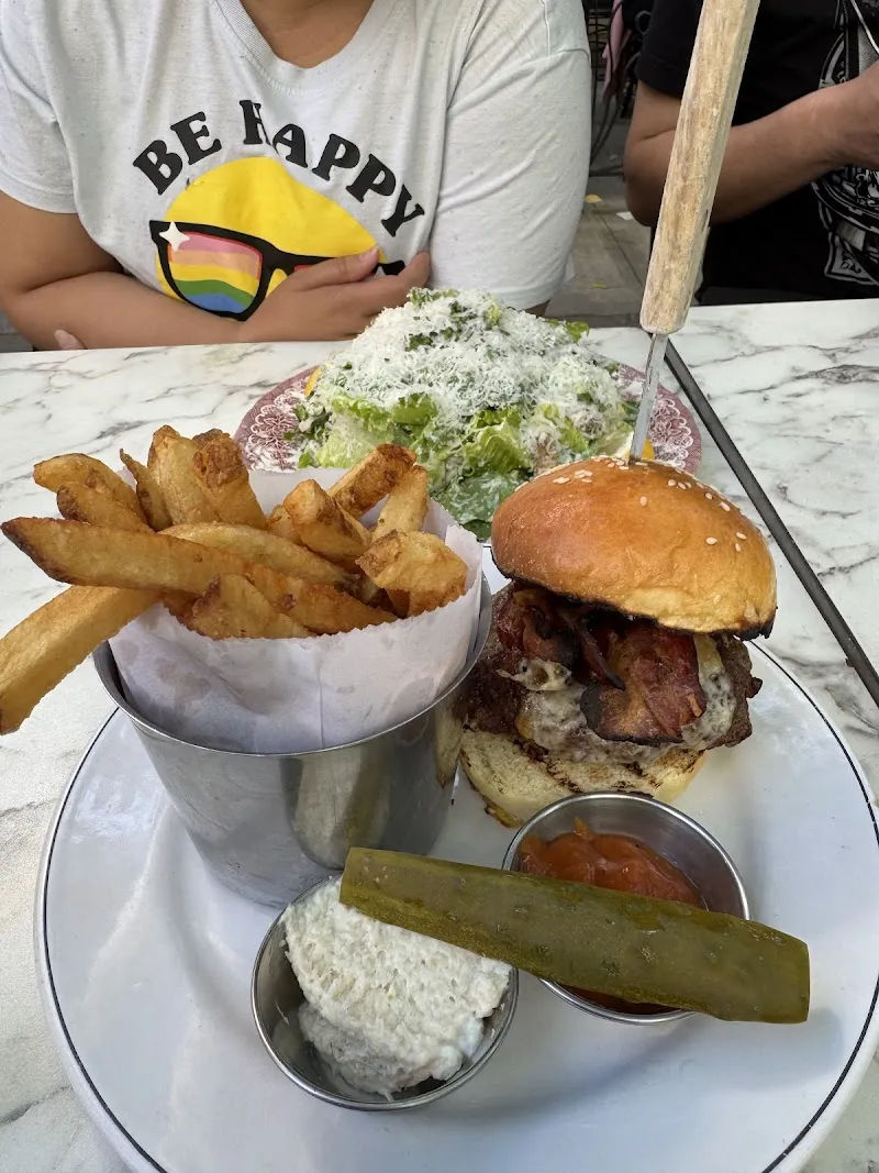 The Queen & Beaver Public House logo