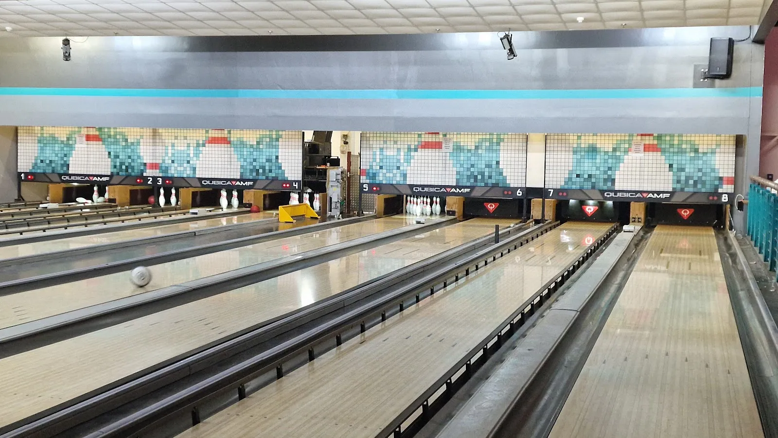 Hotshots Sports Bar - Image 4