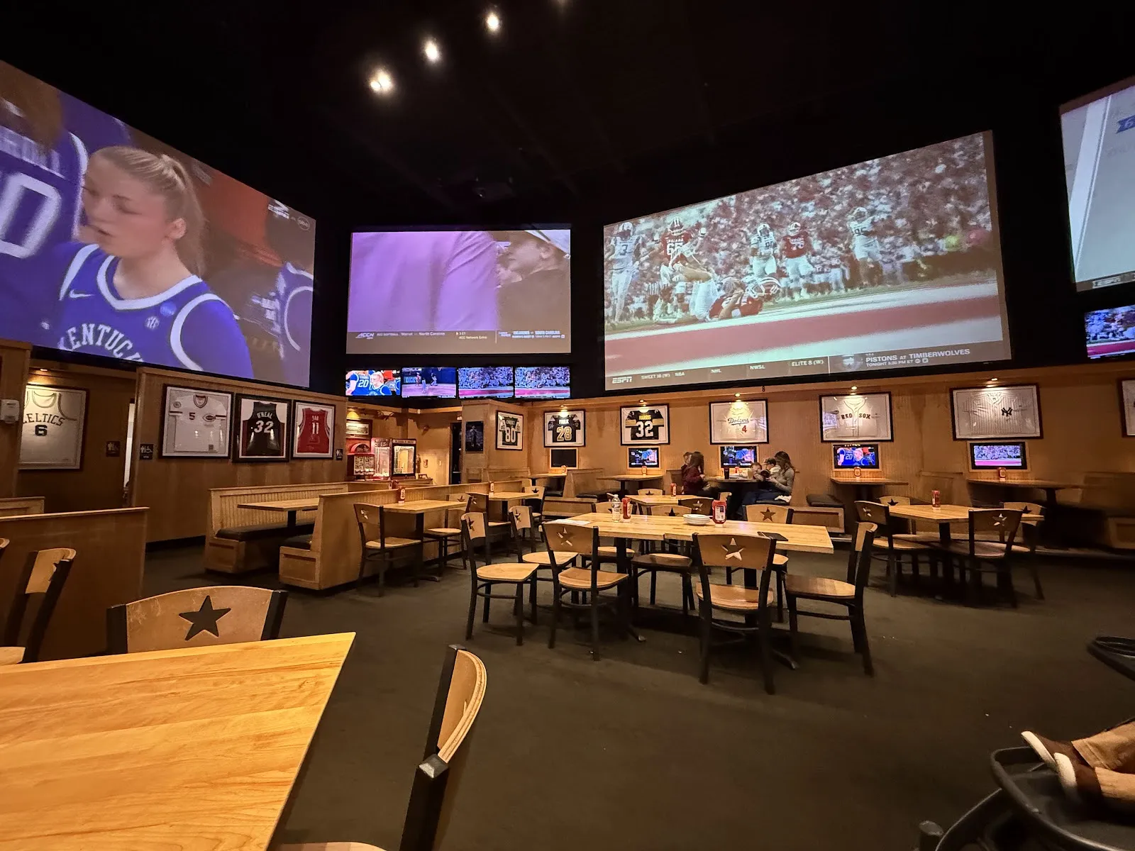 Sneakers Sports Grille