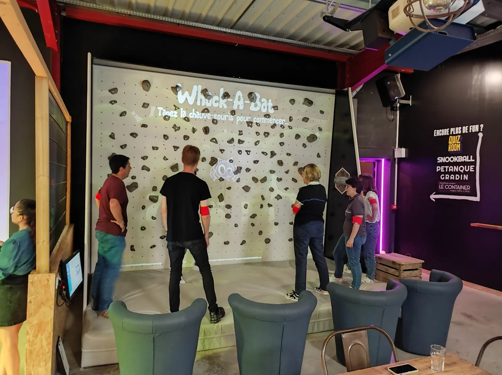 Fun Sport Factory - Sortir à Bourges : lancer de hache, Karaoké, Quiz Room- Evénements entreprises - Image 2