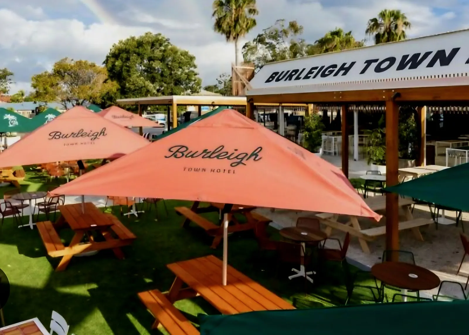 Burleigh Town Hotel - Image 3