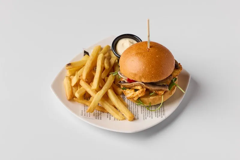 Pig 'N' Whistle Broadbeach logo