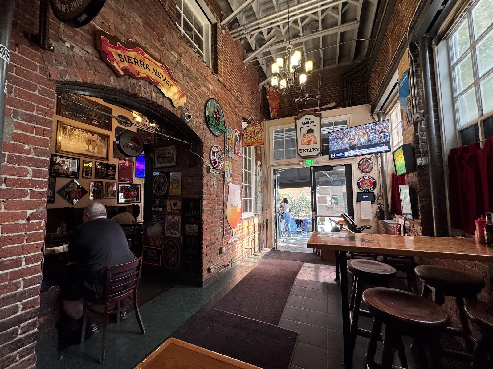 Lucky Baldwins Pub